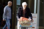 Maarssen 19 september 2024
Berend Boudewijn rijdt op zijn 88e nog auto en doet zelfstandig zijn boodschappen in het winkelcentrum van Maarssen.