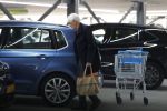 Maarssen 19 september 2024
Berend Boudewijn rijdt op zijn 88e nog auto en doet zelfstandig zijn boodschappen in het winkelcentrum van Maarssen.