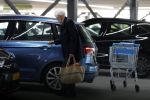 Maarssen 19 september 2024
Berend Boudewijn rijdt op zijn 88e nog auto en doet zelfstandig zijn boodschappen in het winkelcentrum van Maarssen.