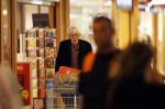 Maarssen 19 september 2024
Berend Boudewijn rijdt op zijn 88e nog auto en doet zelfstandig zijn boodschappen in het winkelcentrum van Maarssen.