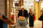 Maarssen 19 september 2024
Berend Boudewijn rijdt op zijn 88e nog auto en doet zelfstandig zijn boodschappen in het winkelcentrum van Maarssen.