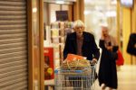 Maarssen 19 september 2024
Berend Boudewijn rijdt op zijn 88e nog auto en doet zelfstandig zijn boodschappen in het winkelcentrum van Maarssen.