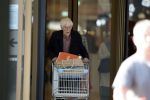 Maarssen 19 september 2024
Berend Boudewijn rijdt op zijn 88e nog auto en doet zelfstandig zijn boodschappen in het winkelcentrum van Maarssen.