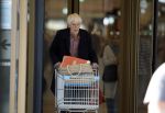 Maarssen 19 september 2024
Berend Boudewijn rijdt op zijn 88e nog auto en doet zelfstandig zijn boodschappen in het winkelcentrum van Maarssen.