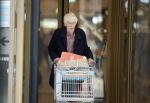 Maarssen 19 september 2024
Berend Boudewijn rijdt op zijn 88e nog auto en doet zelfstandig zijn boodschappen in het winkelcentrum van Maarssen.