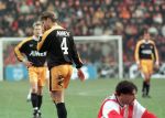 Eindhoven, 22 november 1998
PSV-FC Utrecht, eindstand 5-0
FC Utrecht speler Bernard Schuitema krijgt in zijn eerste wedstrijd voor zijn nieuwe werkgever rood nadat hij Ruud v Nistelrooij onderuit heeft gehaald.