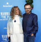 Rotterdam 27 september 2024
Premiere Mamma mia the party in sw Schiecentrale. Bjorn Ulvaeus  met grote fan Claudia