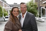 Naarden 25 september 2024
Presentatie bank Jan des Bouvrie (door kunstenaar Job Smeets) bij het arsenaal . david Bijlsma met zijn vrouw