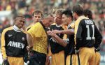 Eindhoven, 22 november 1998
PSV-FC Utrecht, eindstand 5-0
Scheidsrechter Dick Jol wordt belaagd door een aantal FC Utrecht-spelers nadat hij rood heeft getrokkende voor de debuterende Bernard Schuitema
Op de foto v.l.n.r.: Etienne Shew Atjon, Alfons Groenendijk, Michael Mols en Emiel v Eijkeren.