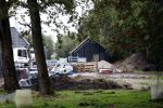 Noordwijkerhout 27 september 2024
Maxime Meiland en Leroy hebben vandaag de eerste paal van hun huis geslagen . Er zijn ook twee extra grote schuren geplaatst