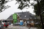 Noordwijkerhout 27 september 2024
Maxime Meiland en Leroy hebben vandaag de eerste paal van hun huis geslagen . Er zijn ook twee extra grote schuren geplaatst