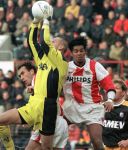 Eindhoven, 22 november 1998
PSV-FC Utrecht, eindstand 5-0
Aanval van Jirgen Dirkx en Abel Xavier op doelman Frank Kooiman van FC Utrecht.