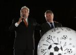 Eindhoven, 12 April 2006 Kompetitiewedstrijd PSV-Feyenoord, eindstand 1-1    Seizoen 2005/2006
Afscheid Guus Hiddink samen in duet zingend met Ernst Daniel Smid