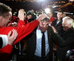 Eindhoven, 12 April 2006 Kompetitiewedstrijd PSV-Feyenoord, eindstand 1-1    Seizoen 2005/2006
Afscheid Guus Hiddink met links van hem Edwin Zoetebier en rechts Cees Rein v d Hoogenband