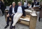 Naarden 25 september 2024
Presentatie bank Jan des Bouvrie (door kunstenaar Job Smeets) bij het arsenaal . Jan Wieger v d  Linden en collega uit Den Haag