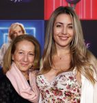 Den Bosch 28 september 2024
Premiere Rokjesdag in de Brabant hallen met in de cast oa Abbey Hoes, Leo Alkemade, Brigitte Heitzer, Lykele Muus, Bertrie Wierenga en Kiefer Zwart.Daarnaast zijn er onder meer rollen weggelegd voor Sinan Eroglu, Peter Bolhuis, Tineke Schouten, Patrick Martens en Maaike Martens. Mariella Klaassen v Oorschot met moeder en ..