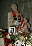 Eindhoven, 6 December 2005 W
Laatste wedstrijd eerste ronde champions league PSV-Fenerbache, eindstand
Voor het stadion een beeld met foto van de gisteren overleden Frits Philips waar mensen bloemen enandere zaken neerleggen.