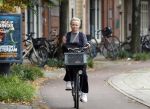 Amsterdam 3 september 2024
Renee Soutendijk aan het winkelen en op de fiets in Amsterdam zuid.