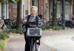 Amsterdam 3 september 2024
Renee Soutendijk aan het winkelen en op de fiets in Amsterdam zuid.