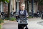 Amsterdam 3 september 2024
Renee Soutendijk aan het winkelen en op de fiets in Amsterdam zuid.