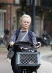 Amsterdam 3 september 2024
Renee Soutendijk aan het winkelen en op de fiets in Amsterdam zuid.