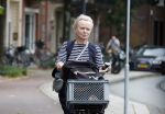 Amsterdam 3 september 2024
Renee Soutendijk aan het winkelen en op de fiets in Amsterdam zuid.