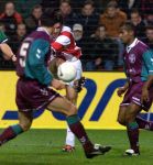 Eindhoven, 19 december 1998
PSV-Willem II, eindstand 1-0
Ruud v Nistelrooij haalt uit, Tomas Galasek (5) en Geoffrey Prommayon kijken toe.

Fto: Peter Smulders b.v.