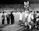 Stuttgart 25 mei 1988 PSV-Benfica 0-0
PSV Wint de Europacup I Seizoen 1987/1988
Hans v Breukelen toont de cup met de grote oren links van hem soren Lerby Erik Gerets Ronald koeman
Geheel links trainer Guus hiddink met zijn assistent Hans Dorjee en manager Kees Ploegsma.
PETER SMULDERS BV