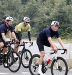 Blaricum 4 september 2024
Fietstocht met allemaal specialized S Works fietsen vanaf Blushing Blaricum van Gordon .
Oa doen mee , Winston Gerschtanowitz Louis Talpe Mark Tuitert Laurens ten Dam Roxane Knetemann Thomas v d Vlucht Johan Museeuw Thomas Dekker Ireen Wust Erben Wennemars  Joy Beune en haar partner Kjeld Nuis .