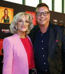 Den Bosch 28 september 2024
Premiere Rokjesdag in de Brabant hallen met in de cast oa Abbey Hoes, Leo Alkemade, Brigitte Heitzer, Lykele Muus, Bertrie Wierenga en Kiefer Zwart.Daarnaast zijn er onder meer rollen weggelegd voor Sinan Eroglu, Peter Bolhuis, Tineke Schouten, Patrick Martens en Maaike Martens. Tineke Schoutren met stiefzoon