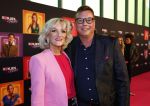 Den Bosch 28 september 2024
Premiere Rokjesdag in de Brabant hallen met in de cast oa Abbey Hoes, Leo Alkemade, Brigitte Heitzer, Lykele Muus, Bertrie Wierenga en Kiefer Zwart.Daarnaast zijn er onder meer rollen weggelegd voor Sinan Eroglu, Peter Bolhuis, Tineke Schouten, Patrick Martens en Maaike Martens. Tineke Schoutren met stiefzoon