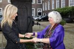 Amsterdam 9september 2024
Strong women award in hotel The Grand .  Willeke Alberti draagt en jurk van dochter Danielle van t Schip en een sjawl van Eric Beekes