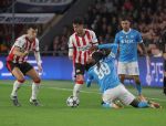 Eindhoven, 21 Oktober 2025
CL Wedstrijd PSV-Napolie, eindstand 6-2
Anass Salah-Eddine in duel met Frank Anguissa