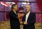Tilburg 29 september 2025
Buma prijzen worden uitgereikt in 013 in Tilburg . Andre v Duin krijgt ouevre Award uit handen van Jan Rietman . Andre kwam met partner Fernando Reyes.
