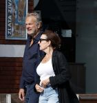 Amsterdan 25 augustus 2025
Bert Kuizenga met zijn vrouw op straat in Amsterdam zuid