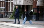 Amsterdan 25 augustus 2025
Bert Kuizenga met zijn vrouw op straat in Amsterdam zuid