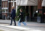 Amsterdan 25 augustus 2025
Bert Kuizenga met zijn vrouw op straat in Amsterdam zuid