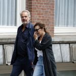 Amsterdan 25 augustus 2025
Bert Kuizenga met zijn vrouw op straat in Amsterdam zuid