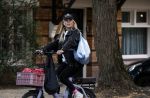 Amsterdam 30 september 2025
Chantal Janzen op de fiets in Amsterdam zuid.