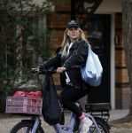 Amsterdam 30 september 2025
Chantal Janzen op de fiets in Amsterdam zuid.