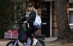 Amsterdam 30 september 2025
Chantal Janzen op de fiets in Amsterdam zuid.