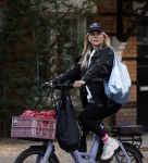 Amsterdam 30 september 2025
Chantal Janzen op de fiets in Amsterdam zuid.