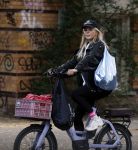 Amsterdam 30 september 2025
Chantal Janzen op de fiets in Amsterdam zuid.