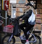 Amsterdam 30 september 2025
Chantal Janzen op de fiets in Amsterdam zuid.