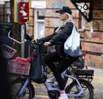 Amsterdam 30 september 2025
Chantal Janzen op de fiets in Amsterdam zuid.