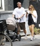 Amsterdam 26 augustus 2025
Davy Klaassen en zijn vrouw Laura achter de kinderwagen in Amsterdam zuid.