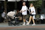 Amsterdam 26 augustus 2025
Davy Klaassen en zijn vrouw Laura achter de kinderwagen in Amsterdam zuid.
