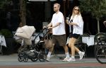 Amsterdam 26 augustus 2025
Davy Klaassen en zijn vrouw Laura achter de kinderwagen in Amsterdam zuid.
