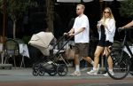 Amsterdam 26 augustus 2025
Davy Klaassen en zijn vrouw Laura achter de kinderwagen in Amsterdam zuid.