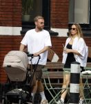 Amsterdam 26 augustus 2025
Davy Klaassen en zijn vrouw Laura achter de kinderwagen in Amsterdam zuid.